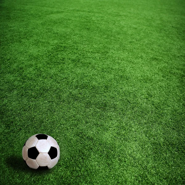 Bola de futebol na grama verde — Fotografia de Stock