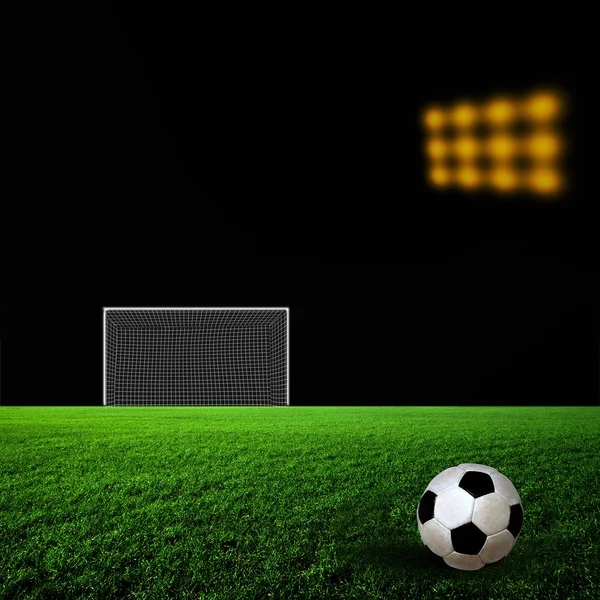 Зелений футбольний майданчик проти неба — стокове фото