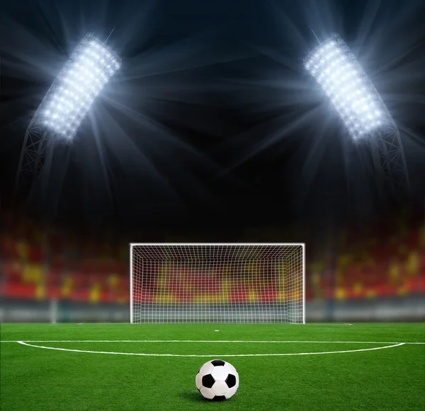 Зеленый футбольный стадион против неба — стоковое фото