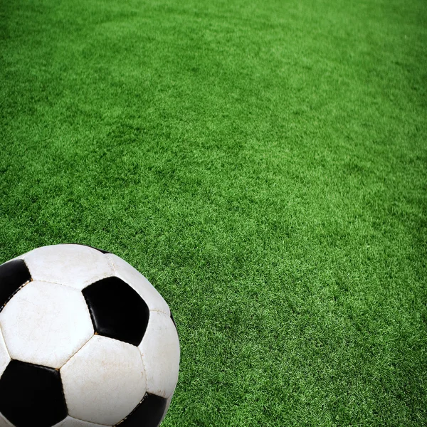 Fußball auf grünem Rasen — Stockfoto