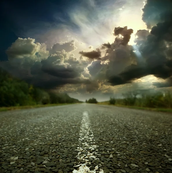 Асфальтовая проселочная дорога и грандиозный закат — стоковое фото