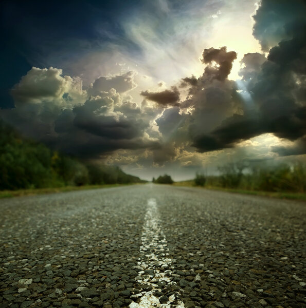 Асфальтовая проселочная дорога и грандиозный закат
