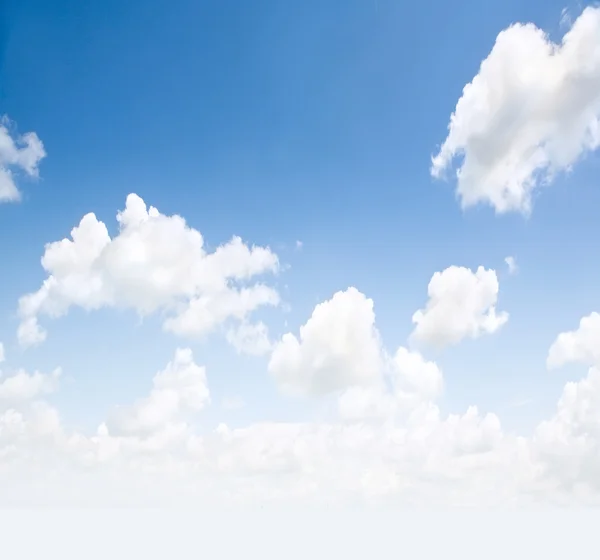 Beyaz bulutlar ve mavi bir gökyüzü — Stok fotoğraf