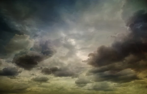 Nuages orageux. Le ciel un arrière-plan . — Photo