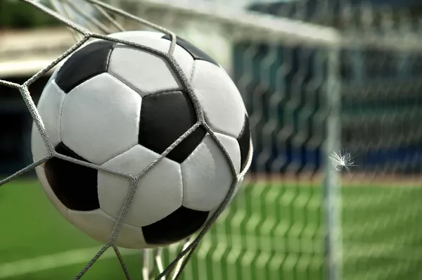 Fotboll. Bollen flyger in i nätporten Royaltyfria Stockfoton