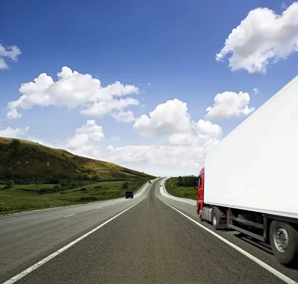 Rode trailer op de snelweg — Stockfoto