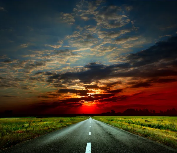 Дорога на закате — стоковое фото