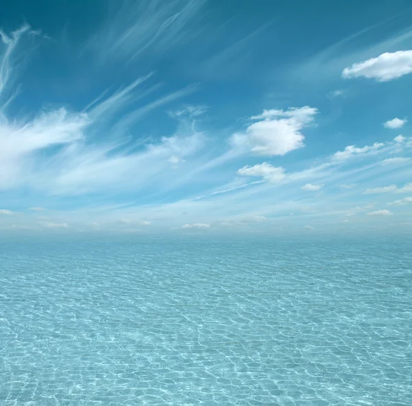 Mar azul con olas y cielo azul claro — Foto de Stock