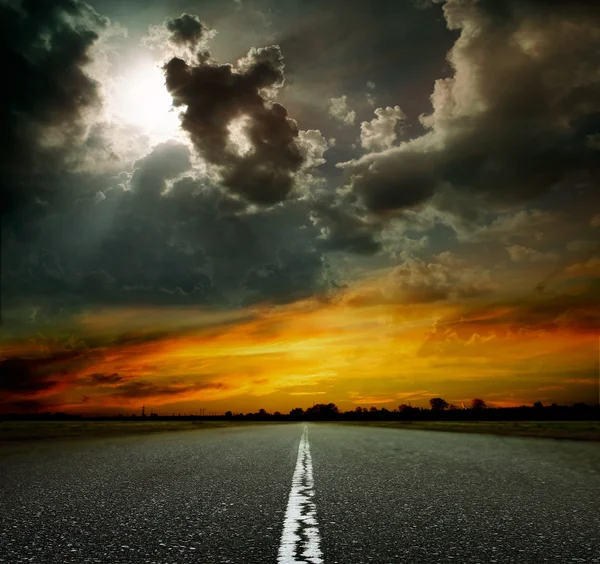Estrada pavimentada ao pôr do sol — Fotografia de Stock