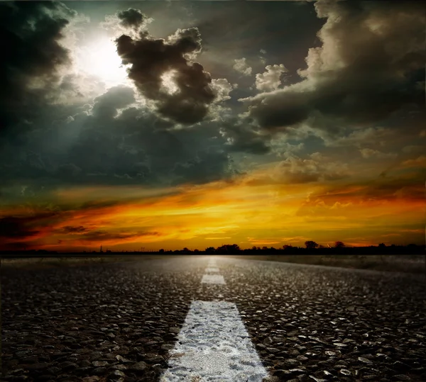 Асфальтовая дорога и небо — стоковое фото