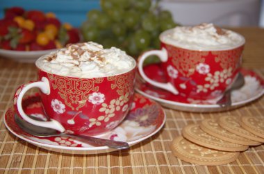 İki fincan cappuccino krema ile