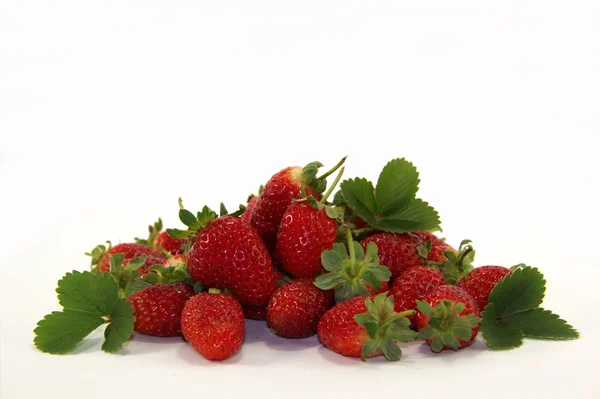 Süße Erdbeeren mit Blättern — Stockfoto