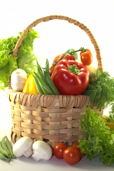 Verduras frescas en la cesta —  Fotos de Stock