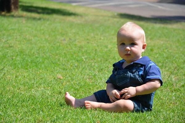 Çimlerde oturan erkek bebek — Stok fotoğraf