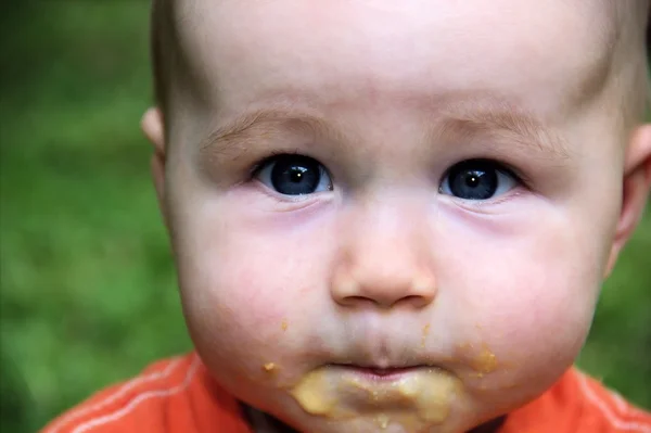 Alimentando menino — Fotografia de Stock