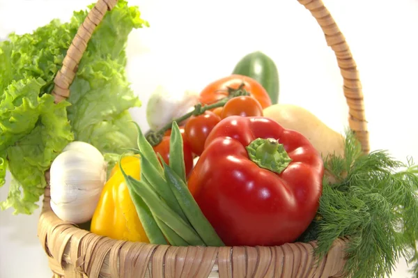 Verduras frescas en la cesta — Foto de Stock