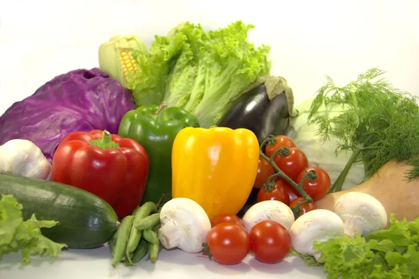 Fehér alapon világos friss zöldségek — Stock Fotó