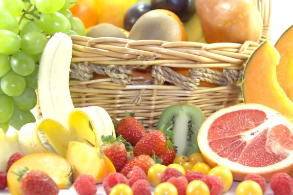 Frutas y bayas en la cesta —  Fotos de Stock