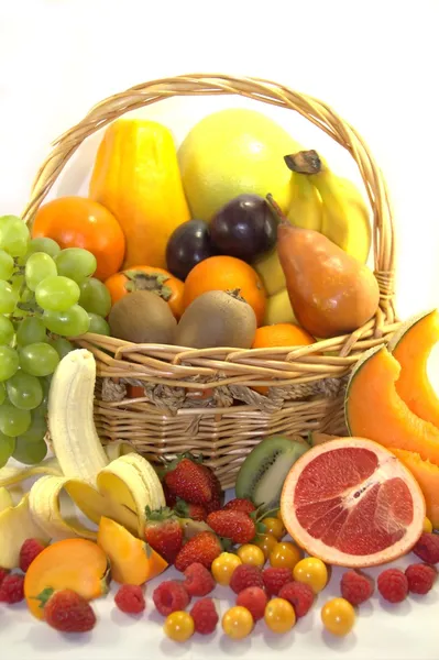 Νωπά και πολύχρωμα φρούτα και τα μούρα στο καλάθι — Φωτογραφία Αρχείου