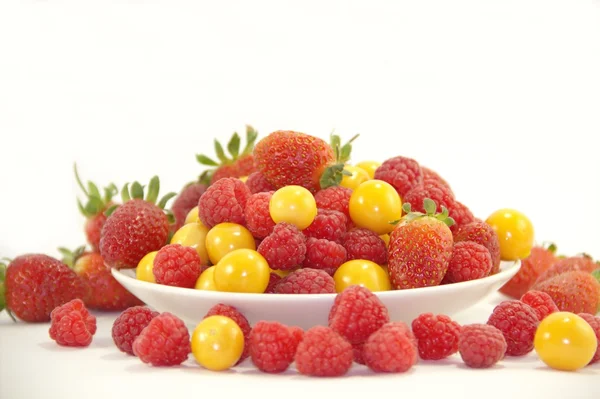 Frambuesas, fresas y grosellas en el plato —  Fotos de Stock
