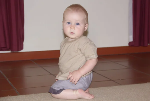Baby auf dem Boden sitzend — Stockfoto