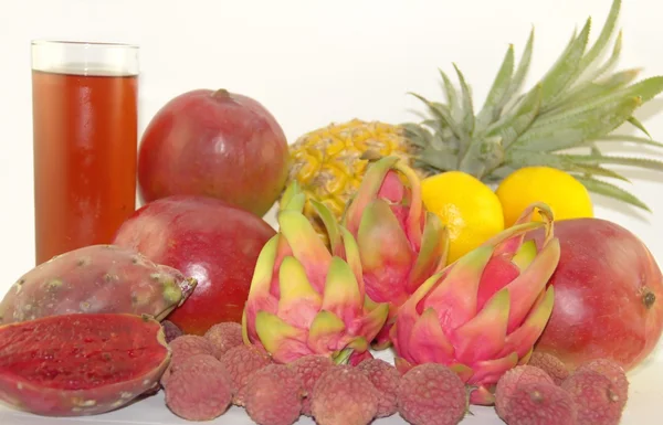 Exotische tropische vruchten en een glas sap Stockafbeelding