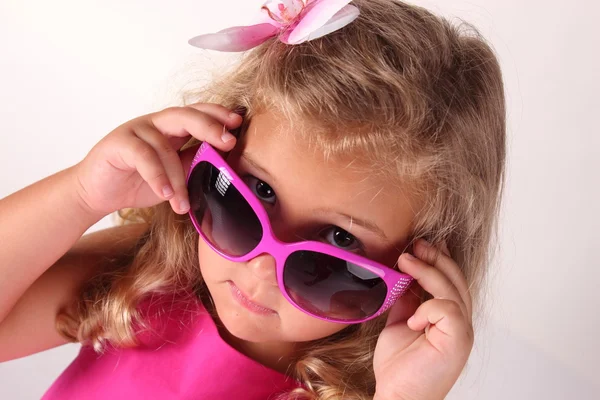 Mädchen mit rosa Sonnenbrille Stockfoto
