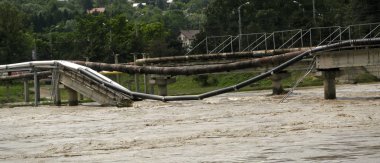 Köprü bir sel tarafından tahrip