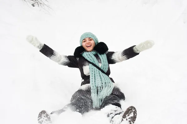 Jovem mulher na neve — Fotografia de Stock