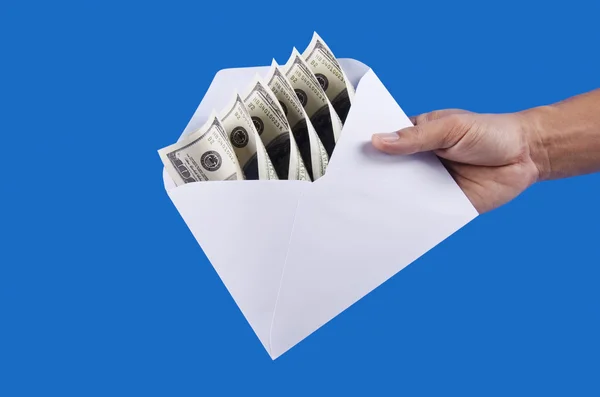 Uma mão segurando um envelope com dinheiro em — Fotografia de Stock