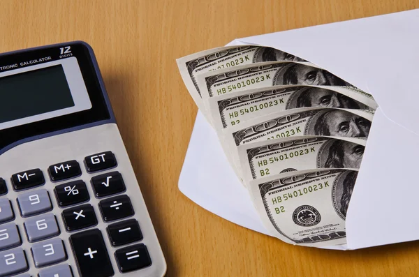 Dinheiro em envelope e calculadora — Fotografia de Stock