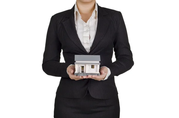 Uma mulher de negócios mostrando uma casa de amostra — Fotografia de Stock
