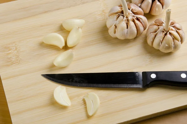 Aglio e coltello sul tagliere — Foto Stock