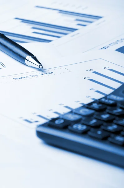 Gráfico de negócios, calculadora e caneta — Fotografia de Stock