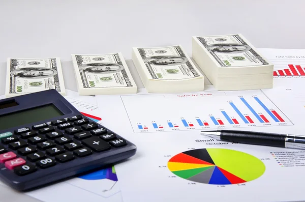 Geld, staafdiagram en calculator — Stockfoto