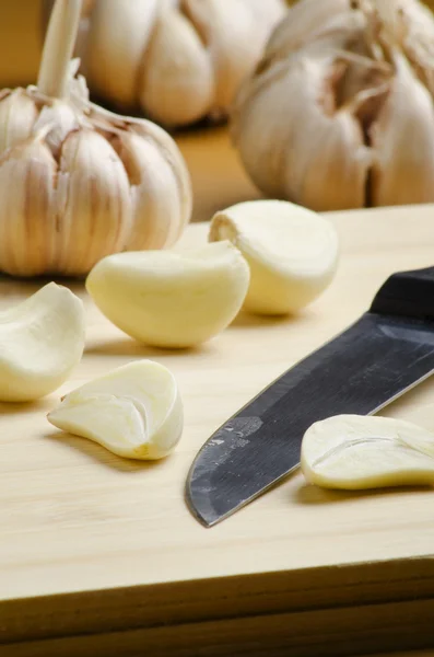 Garlic cloves and a knife — Stock Photo, Image