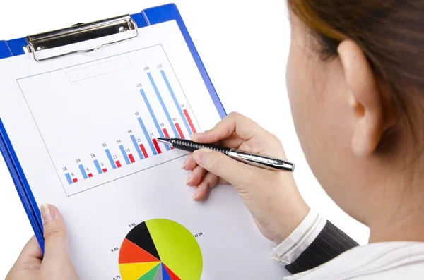 En affärskvinna som tittar på stapeldiagram — Stockfoto