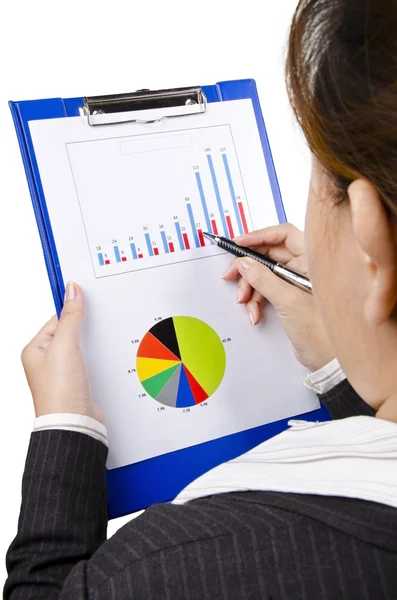 Retrato de uma mulher de negócios olhando para o gráfico — Fotografia de Stock