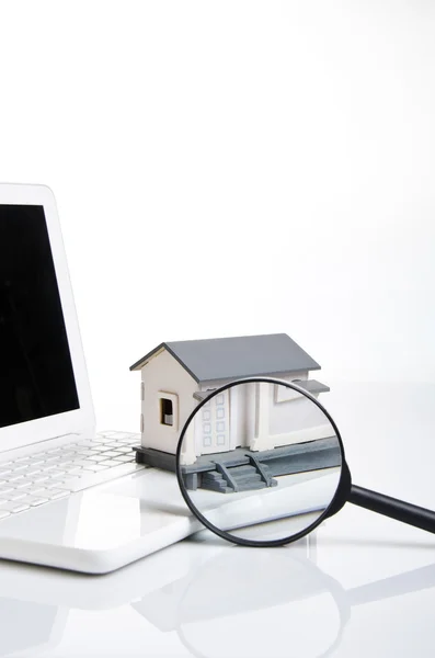 Searching for properties on the internet — Stock Photo, Image