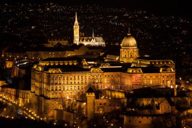 Budapeşte'de Kraliyet Sarayı'nın gece görünümü