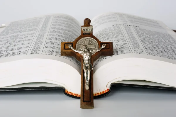 Αγία Γραφή με σταυρό — Φωτογραφία Αρχείου