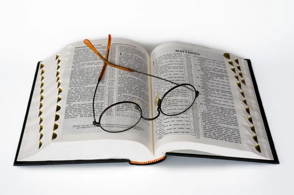 Bibel mit Brille — Stockfoto