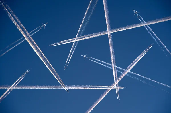 Un sacco di aerei che volano — Foto Stock