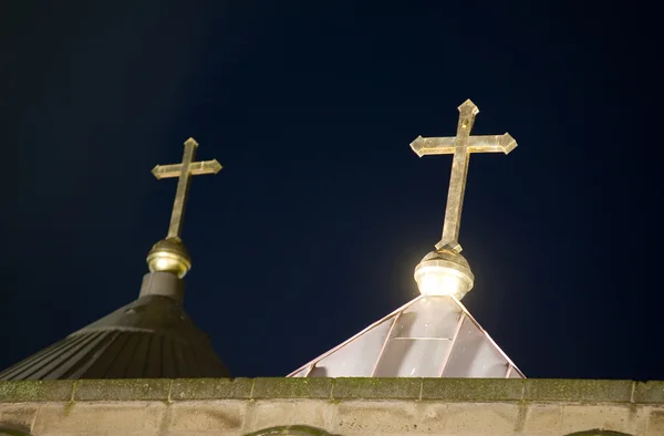 Zwei Kreuze auf der Kirche — Stockfoto