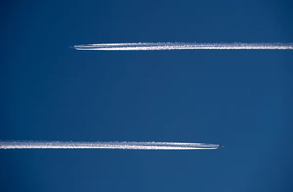Два самолета в воздухе — стоковое фото