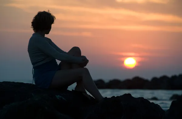 Kvinna som tittar på han solnedgång — Stockfoto