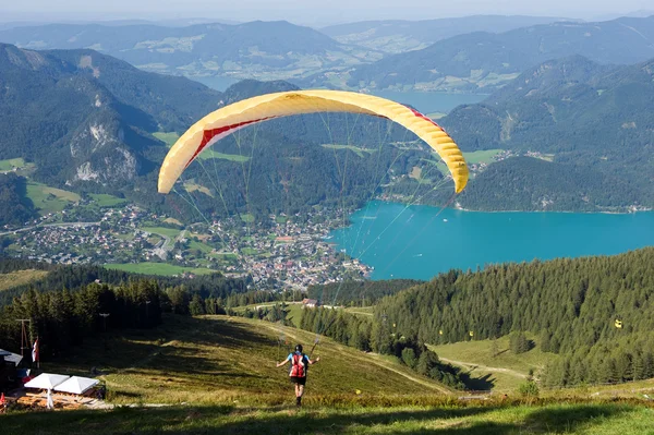 Paragliding in de Alpen — Stockfoto