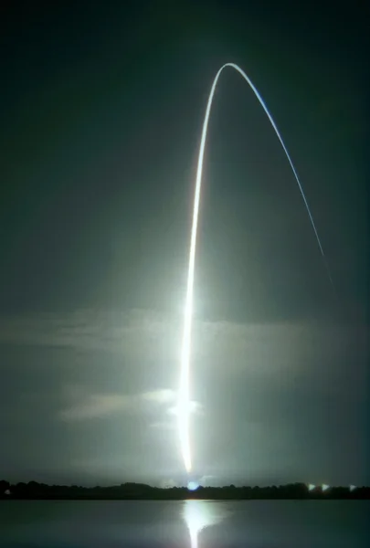 Sojoez raket erectie op de lancering toren — Stockfoto