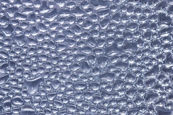 Gouttelettes d'eau sur la surface du verre . — Photo