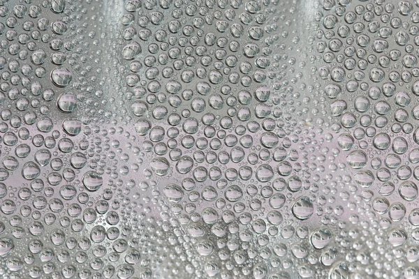 Wassertropfen auf der Glasoberfläche. — Stockfoto